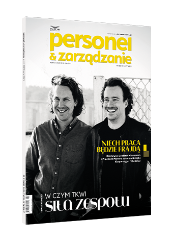 Niech praca będzie frajdą - okładka magazynu HR Personel i Zarządzanie, portret dwóch mężczyzn w czarnych koszulach. 